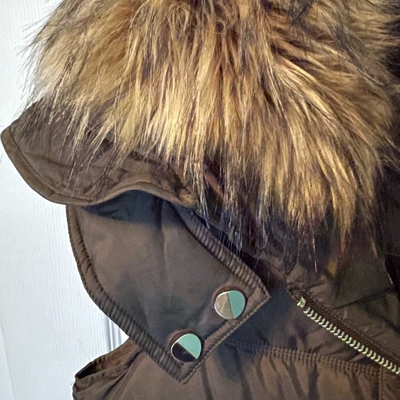 Beautiful olive green puffer vest with faux fur in new condition. Size medium - Picture 4 of 4